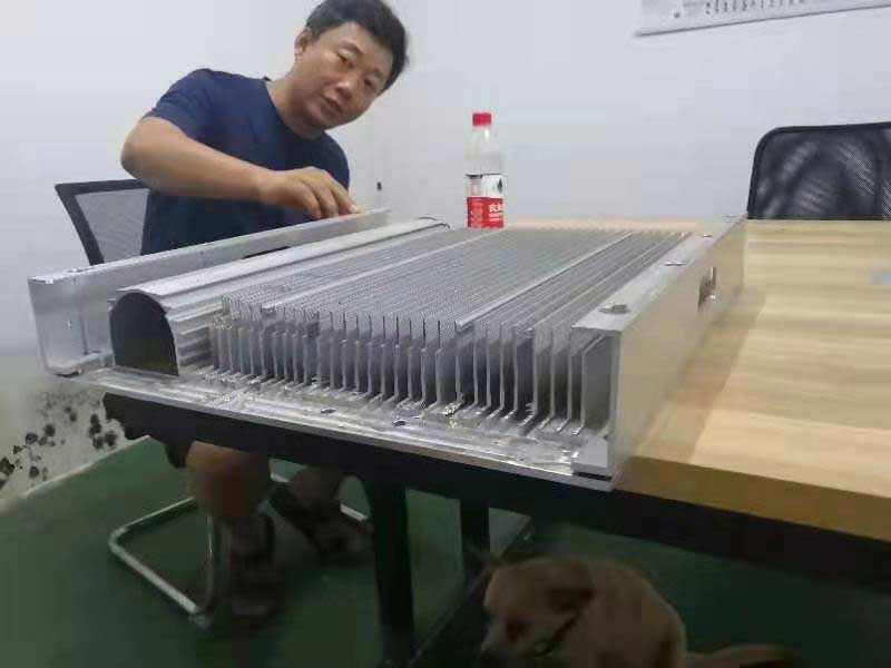 【上?！坑梅蛛x式全封閉型材切割機(jī)效果另客戶非常滿意