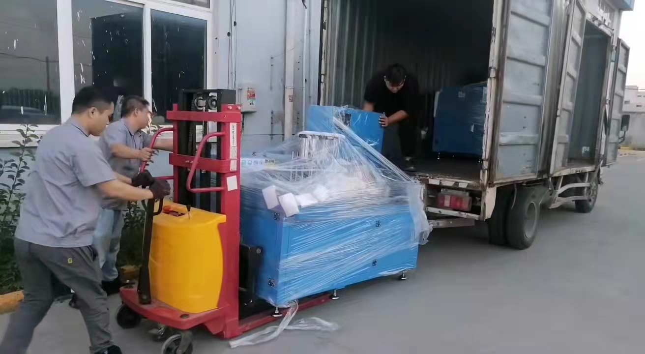 中秋假期第一天，我司一次性發(fā)貨兩臺全自動切鋁機(jī)