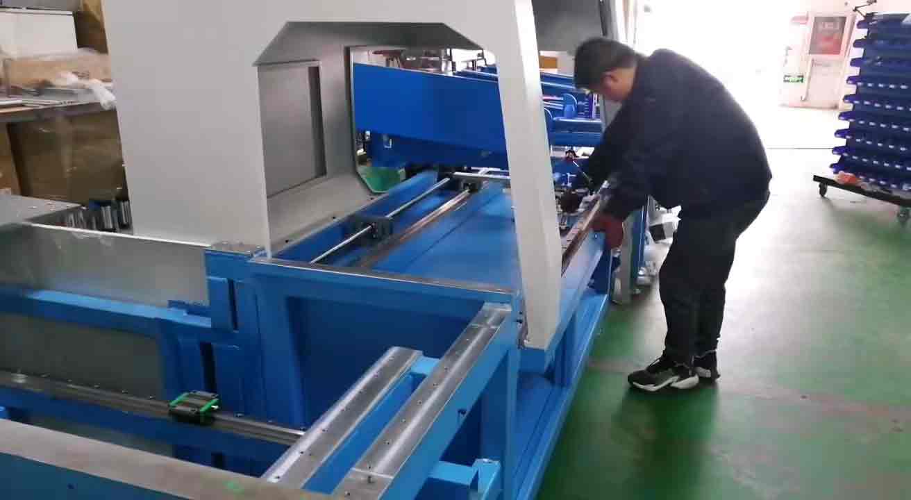 鋁型材切割機(jī)廠家雙德譽(yù)庫存又告急，車間伙伴認(rèn)真的樣子